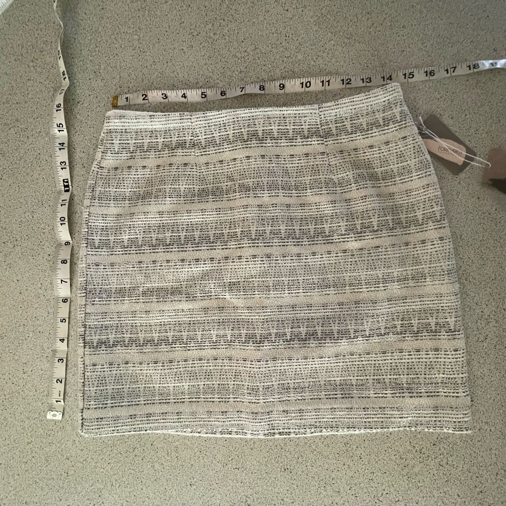 #121 🌟HOST PIC🌟FOREVER 21 mini skirt cream, black and silver Navaho pattern